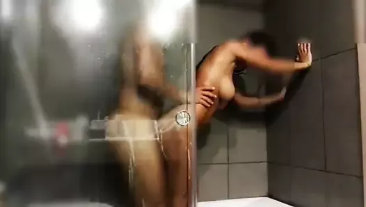Fodendo esposa madura no chuveiro