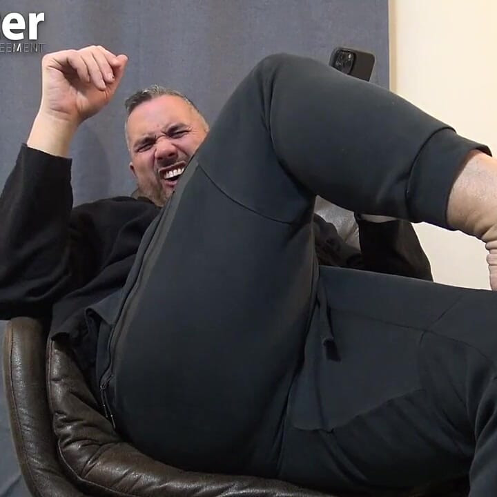 継父がおならのジョークを言い、あなたにおならをする