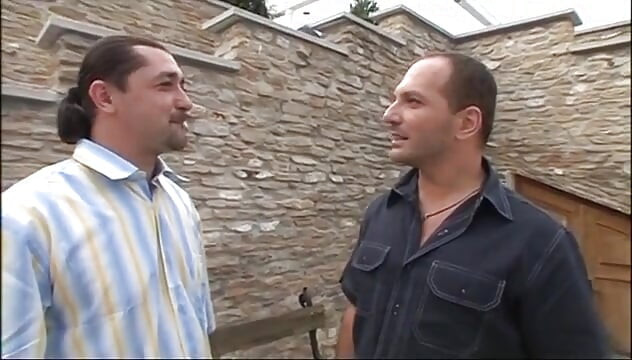 Büyük memeli çarpıcı kaltak çifte sikiliyor ve dölleniyor