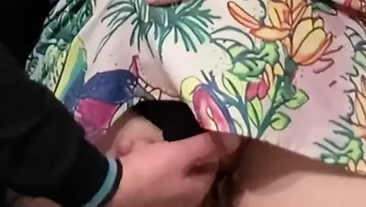 Völliger fremder reibt rasierte muschi in der U-bahn