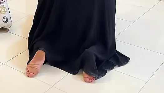 Pembantu arab saudi pantat montok bersihin kamarku waktu aku lagi masturbasi di ranjang!