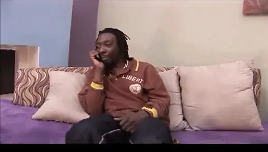 Güzel büyük memeli siyah bir amcık büyük siyah yarağa biniyor