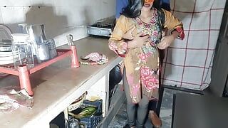 インドのメイド積による家の所有者に台所、ヒンディー語肛門性バイラルビデオ
