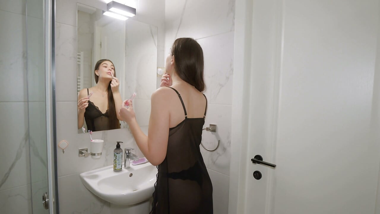 Foda matinal apaixonada com boquete babado e gozada na boca. Essa morena adora um pau grande.