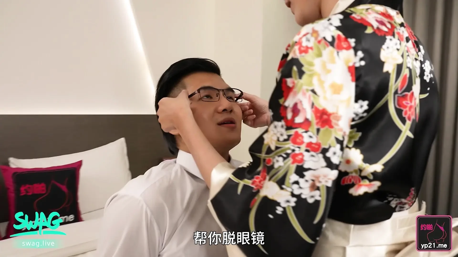 Podłącz się do azjatyckiej drobna i sprawia, że połyka moją spermę.