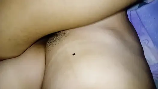 Asiatischer engel mit enger muschi