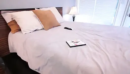 Ibu tiriku dan aku bercinta dengan kontol hitam yang sama ...