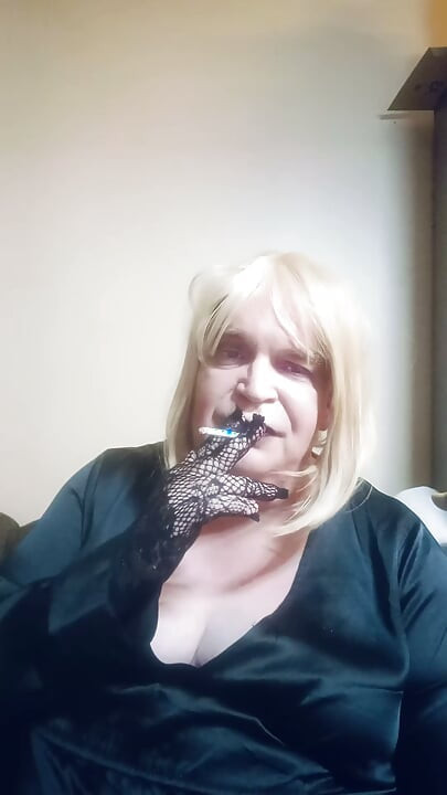 BBW TV szupervékony cigit szív és felpróbál néhány kesztyűt