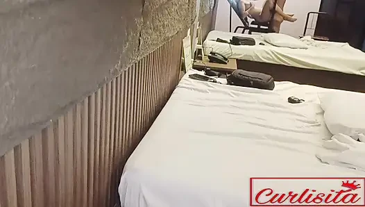 Curlisita sıkı amcık örümcek sandalyesinde dölleniyor