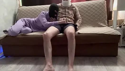 Seks buatan rumah panas sambil menonton film dan mani muncrat besar di wajahnya
