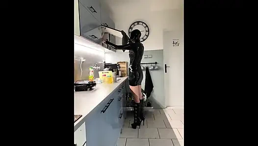 Обслуживание латексной горничной на высоких каблуках и в цепях