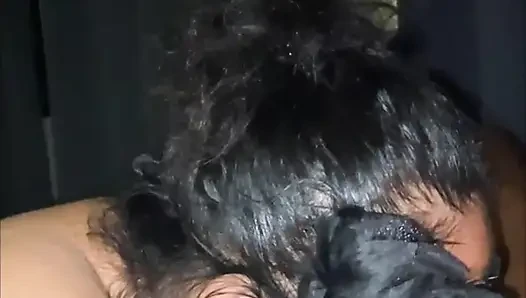 Ailesi evde yokken Asyalı üvey erkek kardeşine gırtlağına kadar sakso çekiyor
