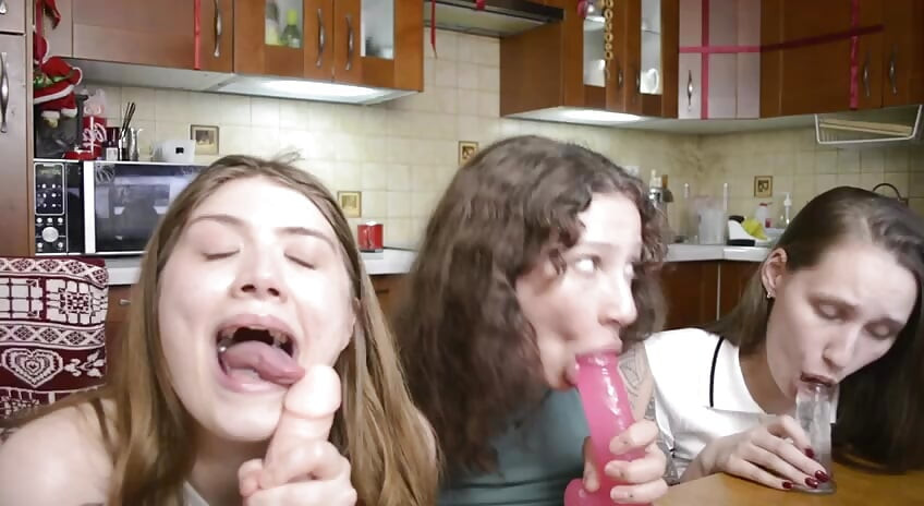 淫荡荡妇女友吮吸三人行 深热辣