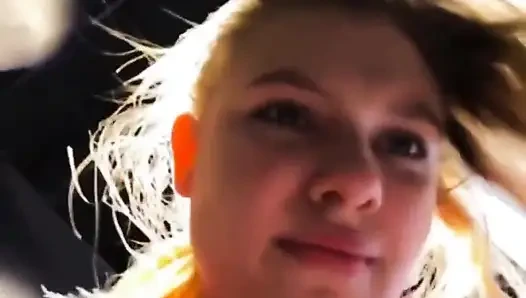 Squirting viel und rosa muschi in der Öffentlichkeit fingern