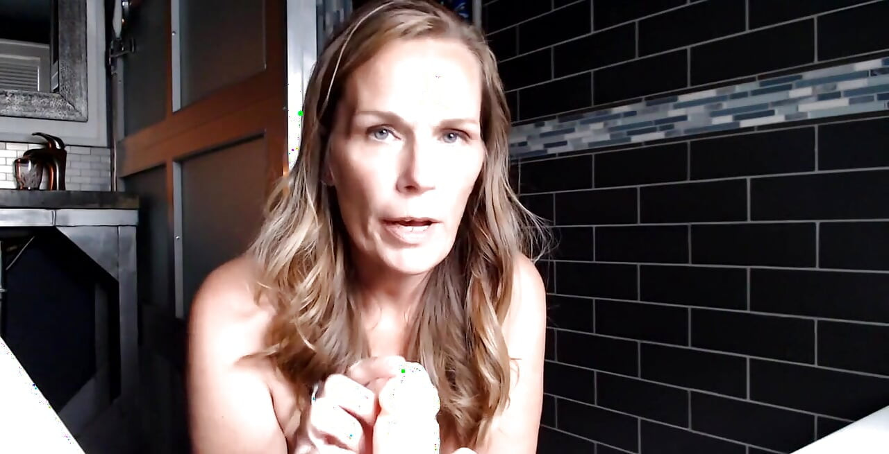 I like to suck you off dirty boy! Seriously one of my favorite fetishes! Happy Cinco De Mayo!