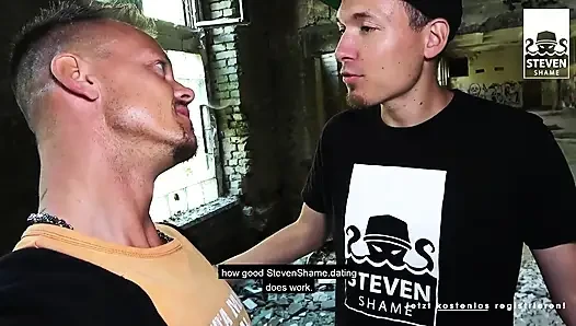 Fettes deutsches küken Ashley Cumstar erlaubt ihm, ihre großen falschen titten zu lutschen! StevenShame
