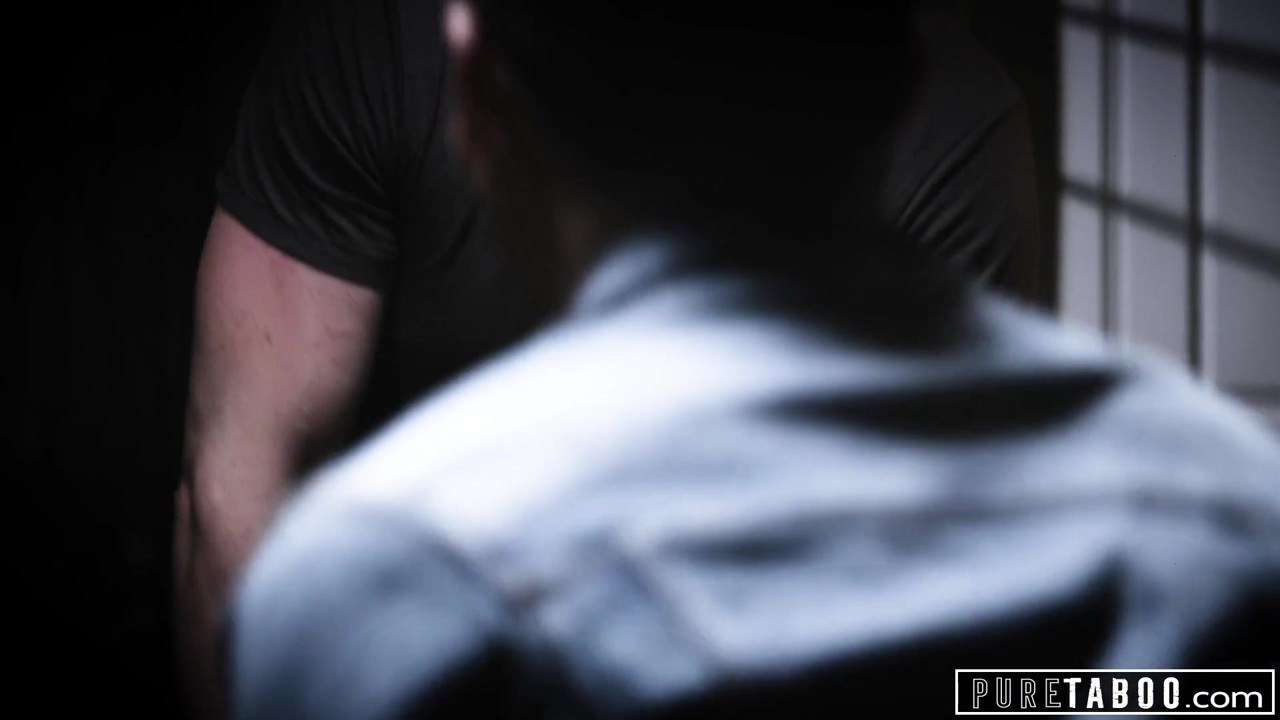 純粋なタブー、セクシートランスガールが悲しみの男をやる