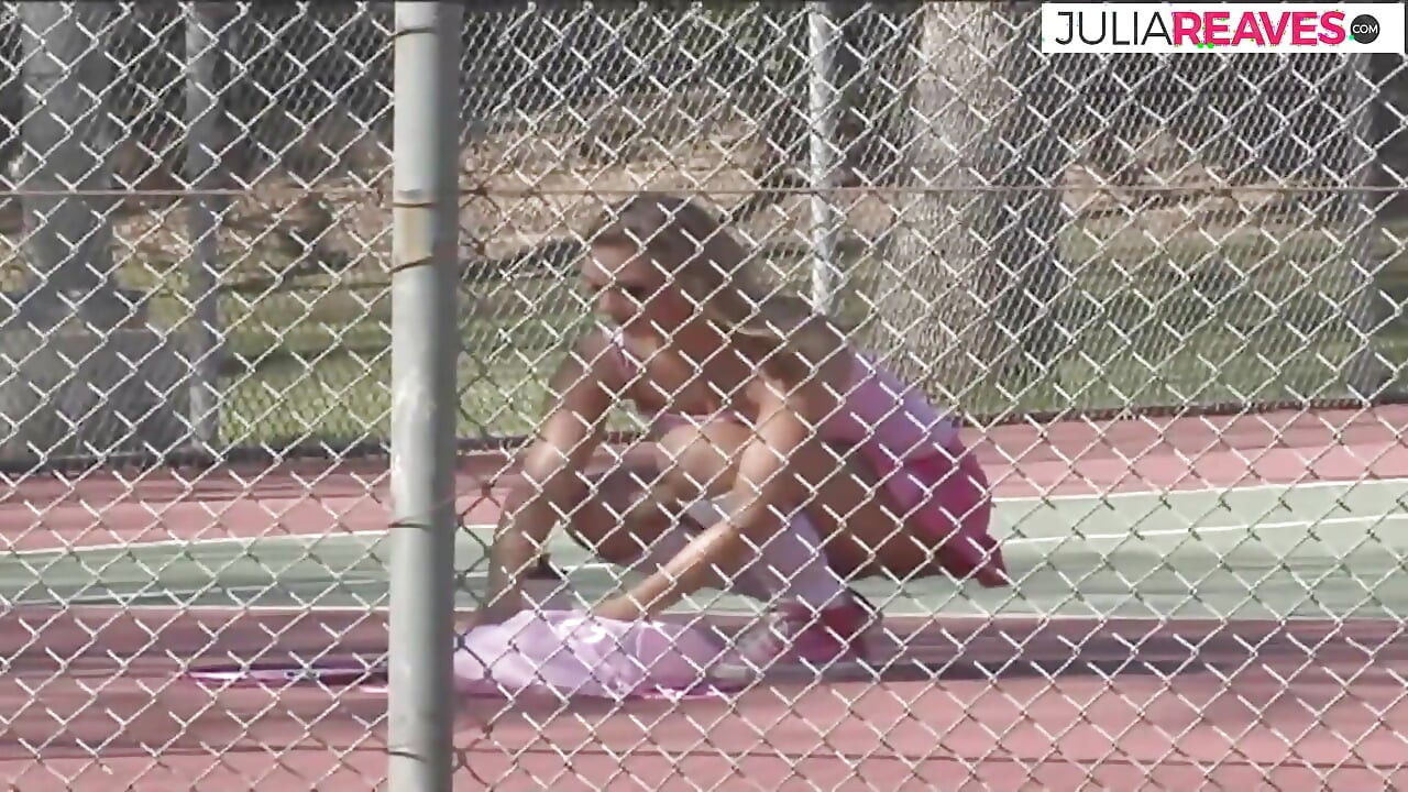 La bionda si china mentre un enorme cazzo nero si spinge la figa da dietro