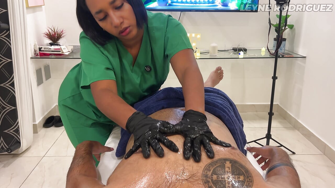 Prazer subestimado - linda latina faz uma massagem especial com final feliz