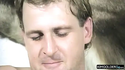 Wilder Couch-Sex mit leidenschaftlicher Schoenheit