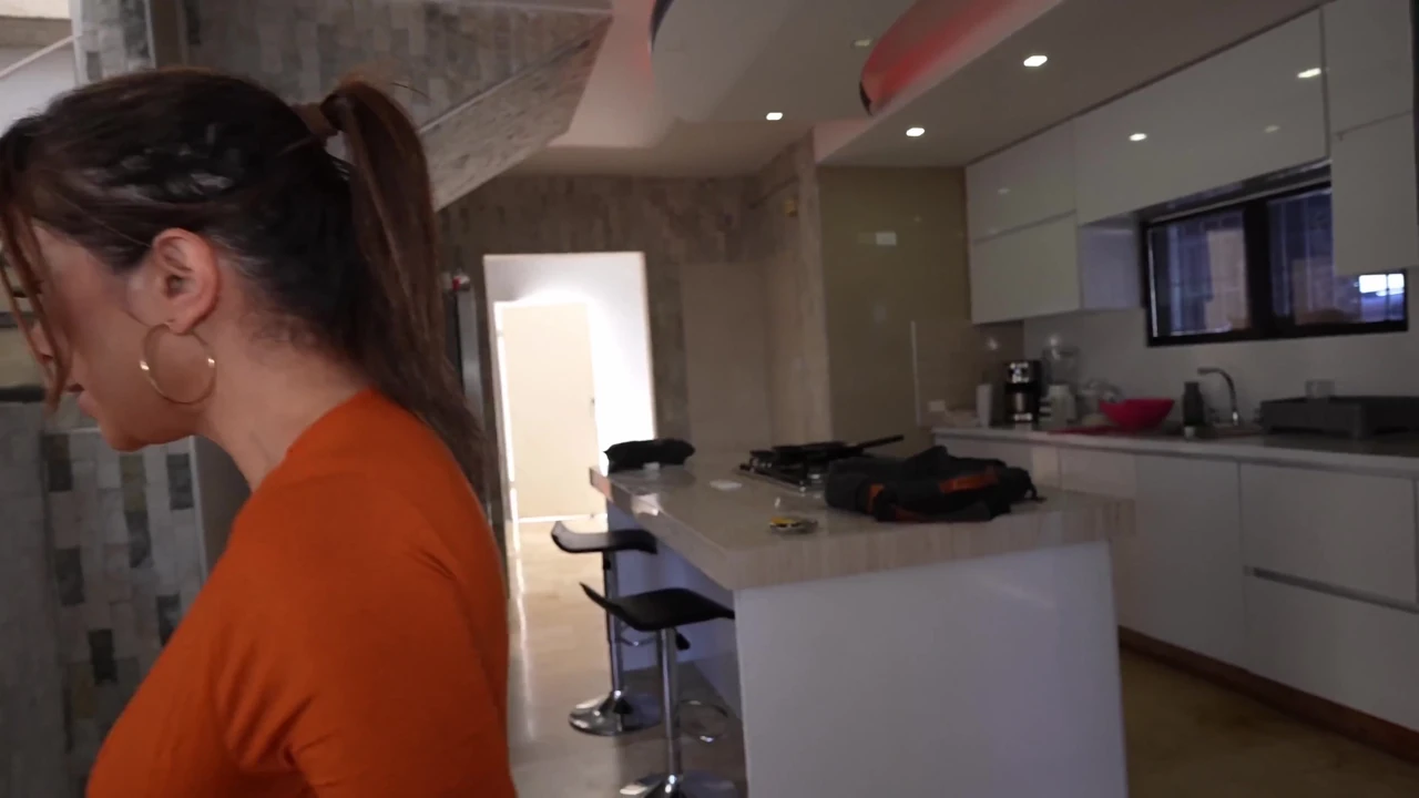 Üvey Anne Alondra Piñango Okuldan Önce Üvey Oğlunun Büyük Sabah Odununu Sakso Ve Araba Sikişiyle Boşaltıyor!