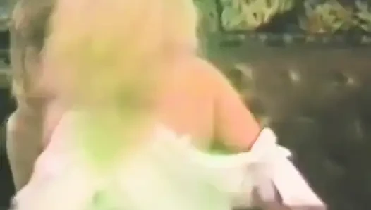 Dua cewek rambut pirang saling muasin mereka dalam posisi 69