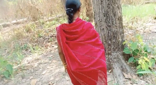 village bhabhi jungal me chudwane ke liye gayi