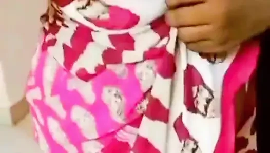 Ein cuckold-ehemann bewundert die schönheit seiner sexy Desi-ehefrau, nachdem er sie gebeten hat, einen sari zu tragen.