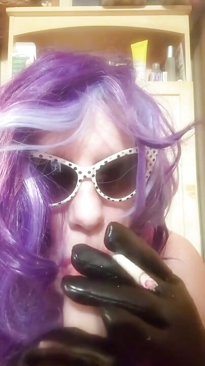 MATURE CD COCK SUCKER SMOKING VS 120 MENTHOLS