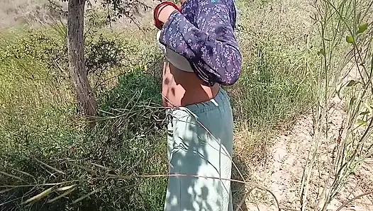 Bhabhi ne Devar ke sath Holi manae Khet per aur bhabhi ki chut mein rang Lagaya aur bhabhi ki bubs mein bhi Rang Lagaya