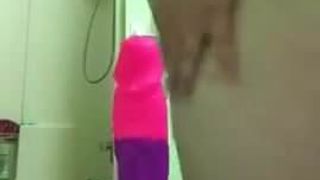 Bella donna cavalca il suo dildo