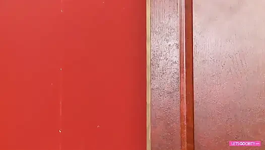 Cewek aduhai dengan pantat bahenol ini lagi asik nyepong dan goyangin kontol besarnya