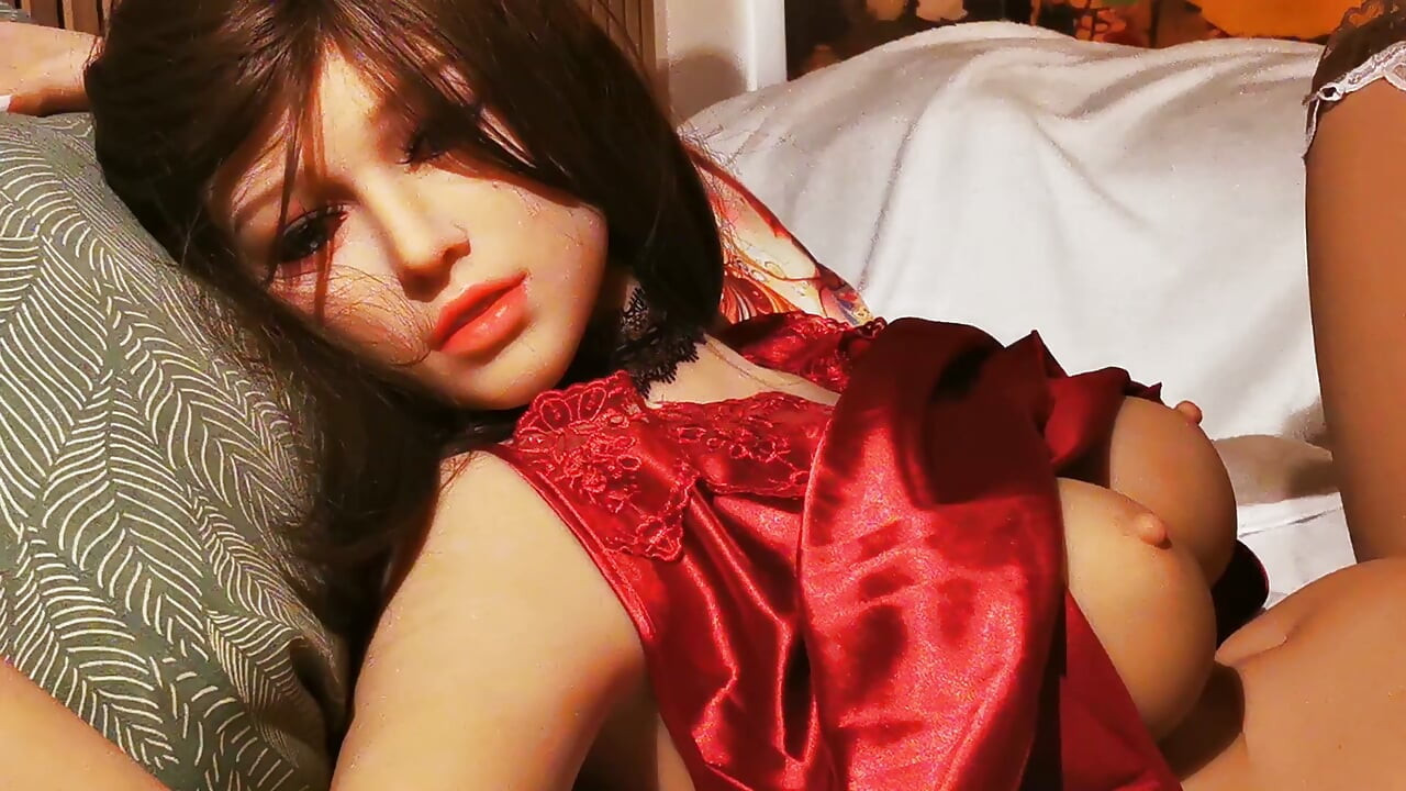 Funwest Doll Chloe é fodida três vezes depois da noite no cassino.