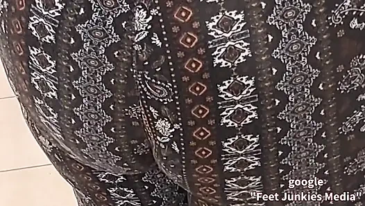 За ее большой попкой и хорошенькими ступнями и синим