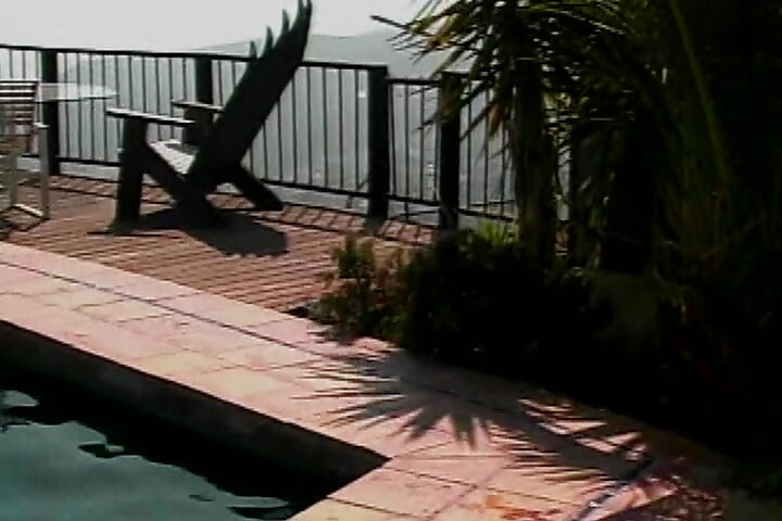 Des salopes blondes à gros nichons s’amusent avec des lesbiennes par les sondages