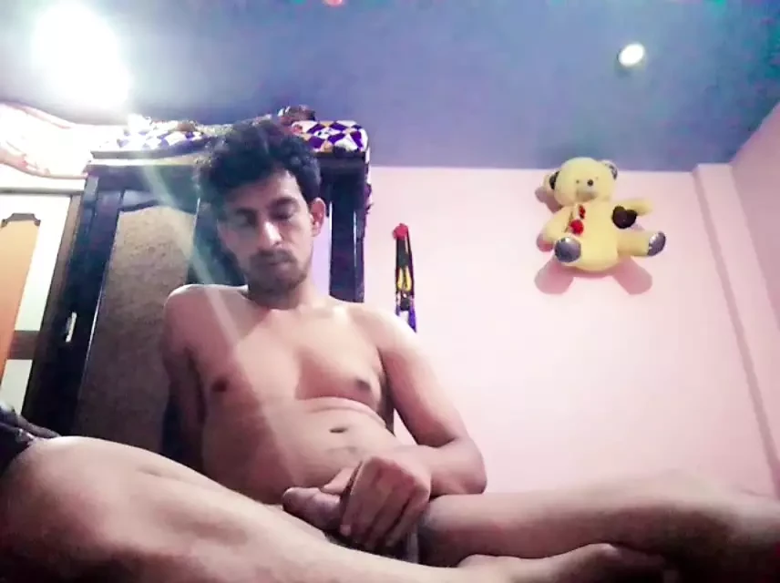 Un garçon au corps sexy se masturbe brutalement