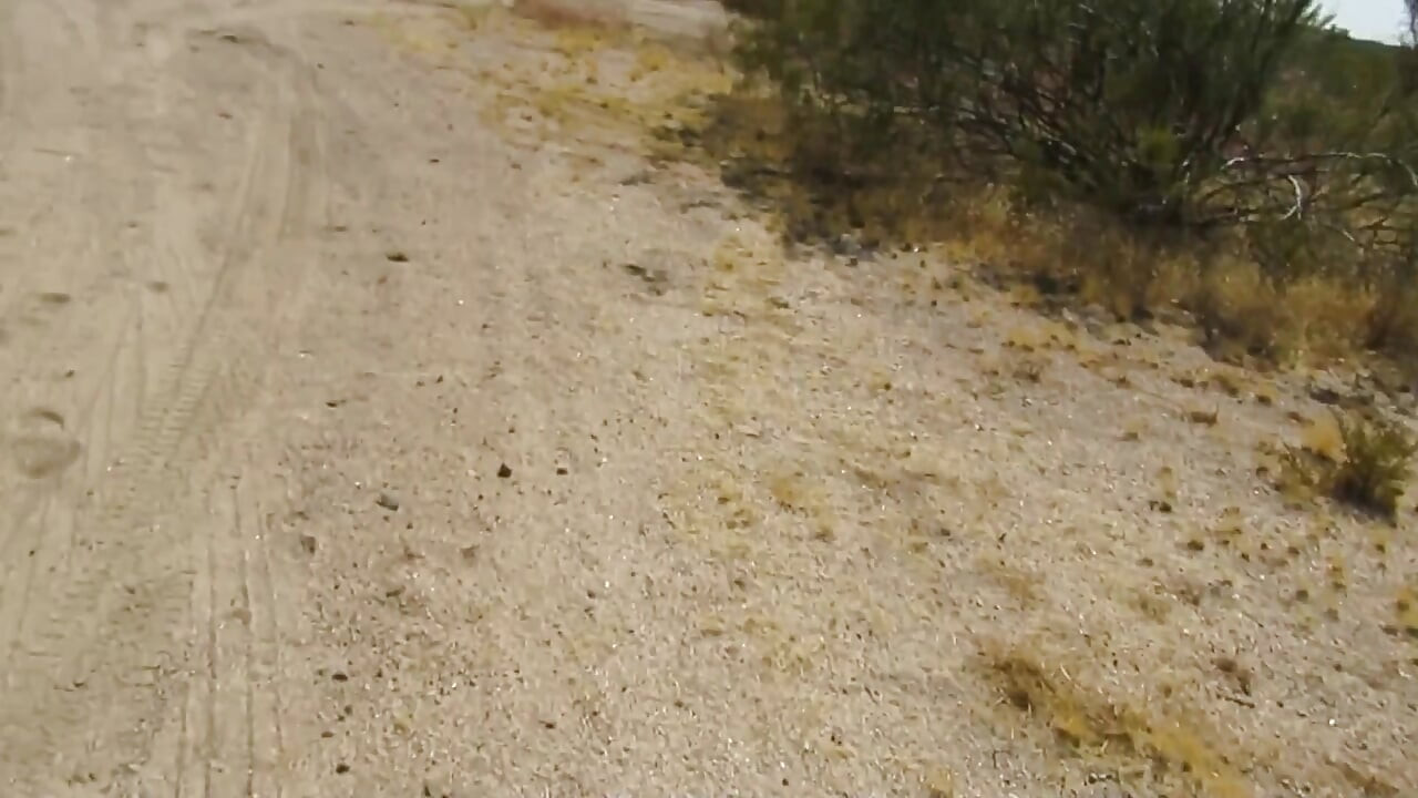Caminata en el desierto masturbando 9