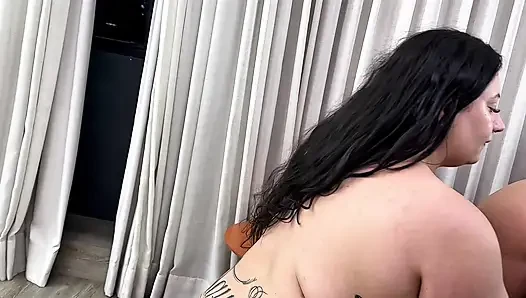 Arkadaşımın eşi ekmek almaya çıktı ve aldatılmış adam onun benim tatlım olacağını bilmiyor pt2