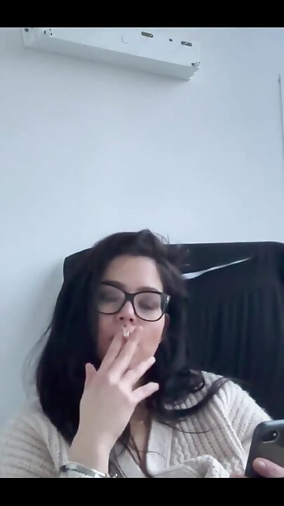 Arkadaşımla telefonda konuşurken sigara içiyor;)