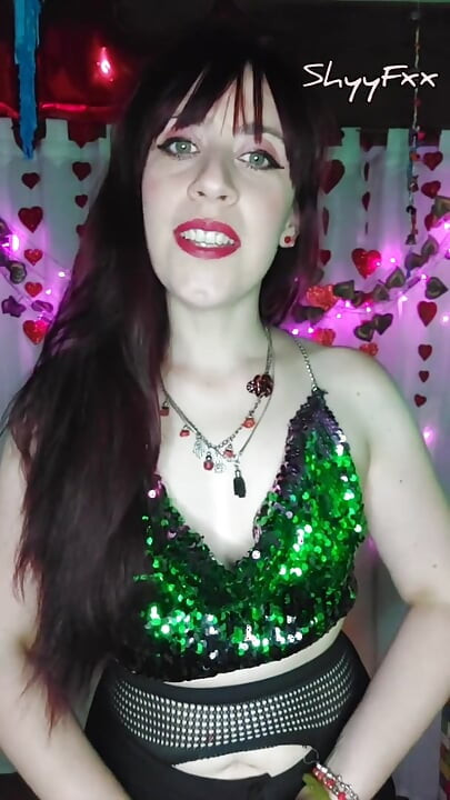 Shyyfxx heta influencer stripteases sin bedste ven med en lykkelig slutning