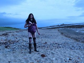 Crossdressed en la playa en Northumberland