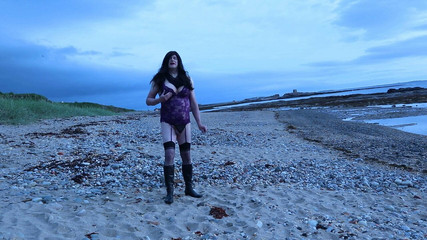 Crossdressed na praia em northumberland