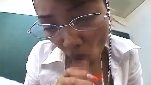 Cewek itu diikat dan nyepong kontol terbaik yang pernah ada