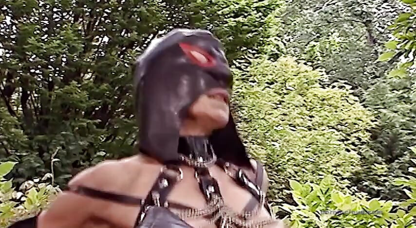 שלישייה בחוץ בלאטקס