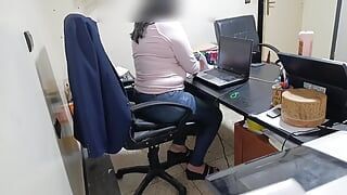 I fucked my mature boss very hard, she has a big white ass and makes him cum several times in her office and I pour cement on he