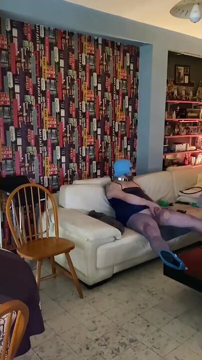 Брудна сіссі повія в синьому вбранні грає, жорсткий секс з дупи в рот