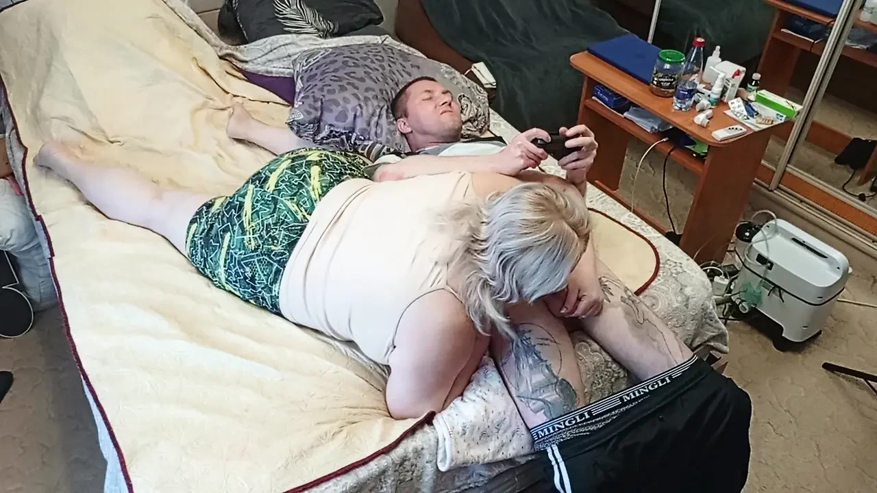 the game of the console ended with a blowjob from the stepmom with swallowing sperm