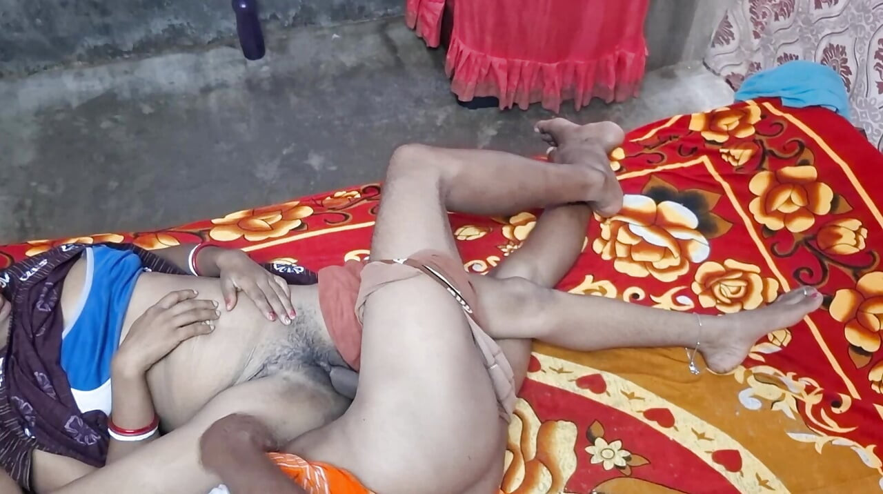 Indian desi chubby wife giving handjob