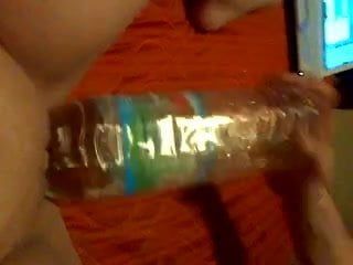 Rocky šuká láhev s vodou