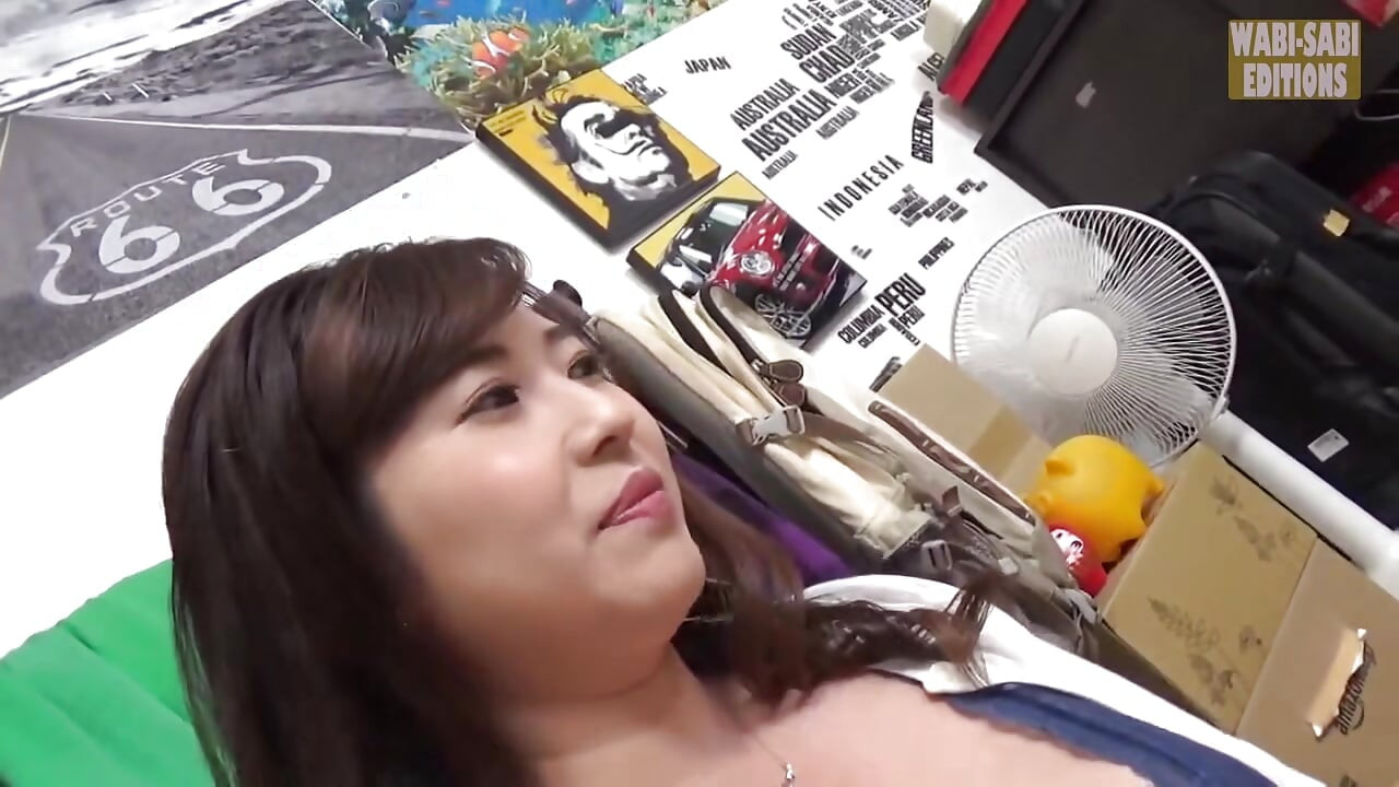 Main sarak par mili vivahit mahila ke sath thora karib aa raha hoon - 1